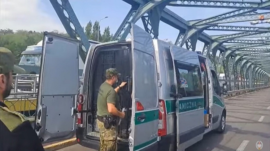 Deportowany z powiatu nowomiejskiego cudzoziemiec przekazany na przejściu granicznym w Dorohusku.
