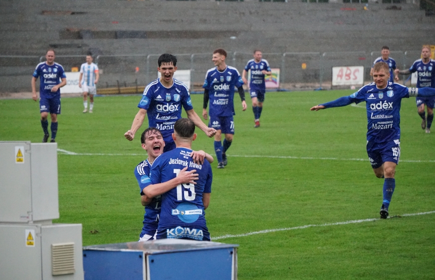 Chwila radości po golu dla Jezioraka (Michał Jankowski na 1:2). Iławianie jednak przegrali ostatecznie z Błękitnymi 3:4