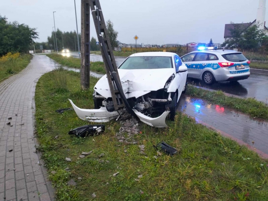 Sobotnia kolizja jaguara na ul. Ziemowita w Iławie.