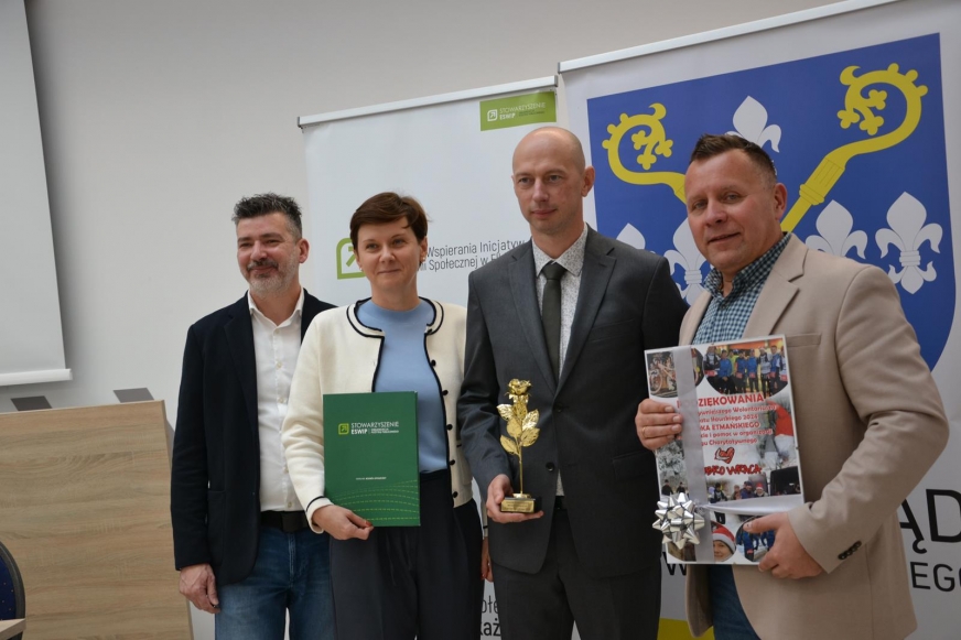 Ze statuetką Radosław Etmański - jeden z laureatów konkursu w roku 2024. Drugą laureatką była Aneta Brymerska. Na zdjęciu również (od lewej) Wojciech Jankowski (ESWIP), Joanna Mazurkiewicz (PCPR) i Jarosław Piechotka (Zarząd Powiatu Iławskiego).