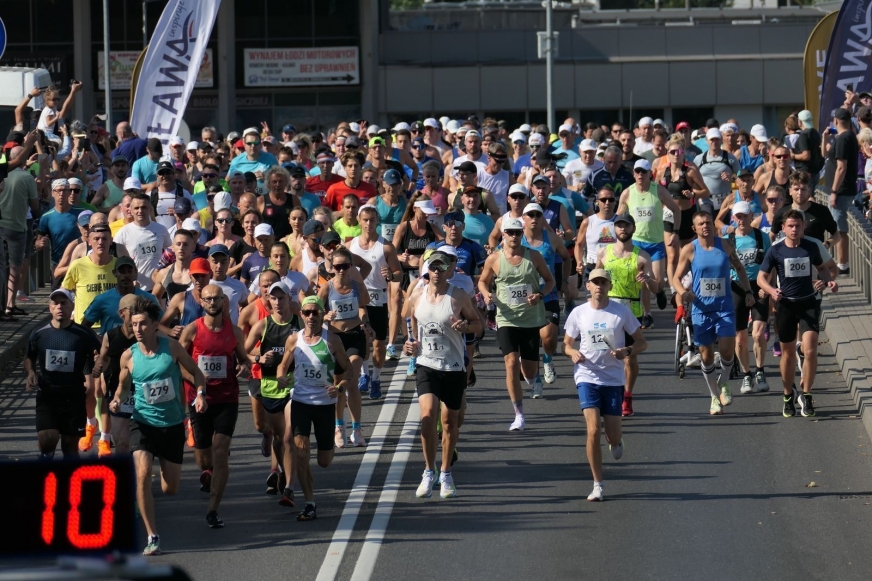Start jednej z edycji Iławskiego Półmaratonu, którego dyrektorem sportowym od samego początku imprezy był Paweł Hofman