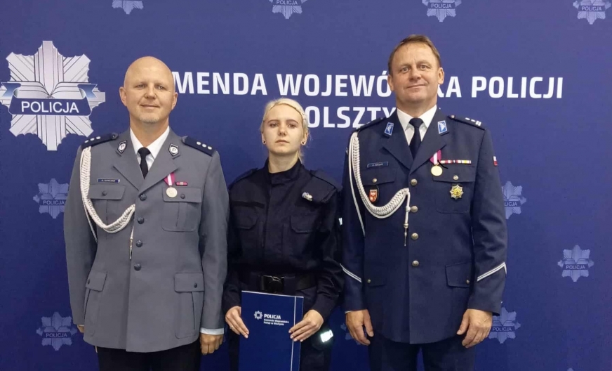 Oliwia Gancarz dołącza do grona policjantów Komendy Powiatowej Policji w Iławie. Po lewej jej tata, komisarz Roman Gancarz – emerytowany komendant lubawskiej policji.