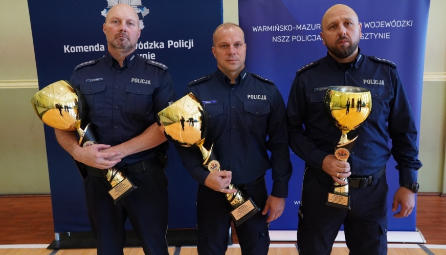 Iławski policjant (na zdjęciu w środku) najlepszym dyżurnym w regionie.