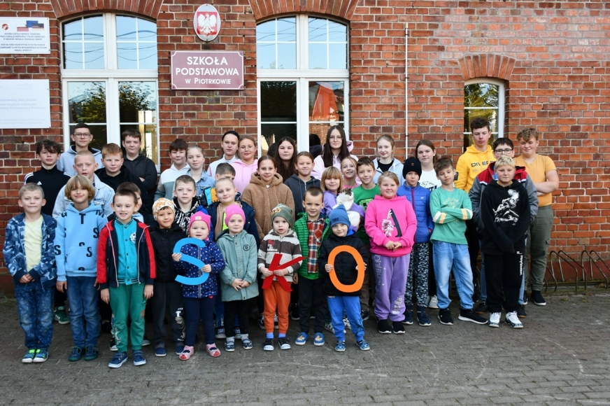 Na zdjęciu grupa dzieci uczestniczących w edukacyjnym projekcie.
