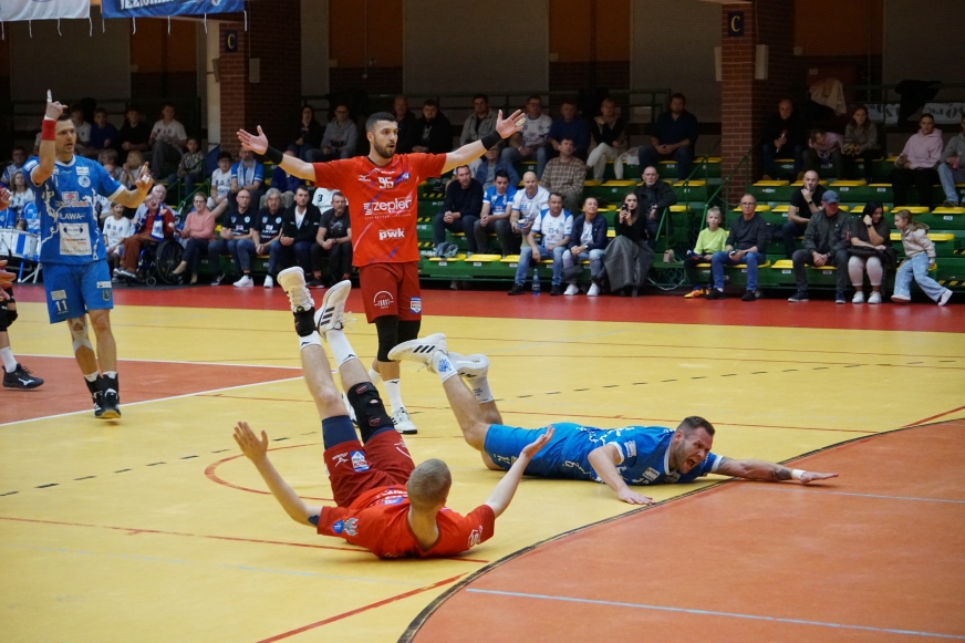 Piłka ręczna to bardzo kontaktowy sport. Na parkiecie leży m.in. Bartosz Nastaj (niebieski), jeden z najlepszych obecnie zawodników Aqua-Instal Jezioraka Iława