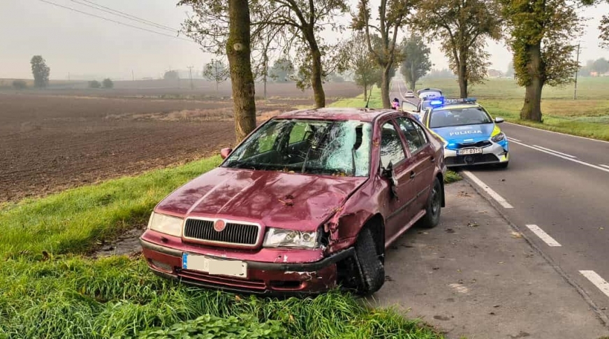 Potrącony rowerzysta, młody mężczyzna, został bardzo poważnie ranny. Został zabrany do szpitala śmigłowcem Lotniczego Pogotowia Ratunkowego.