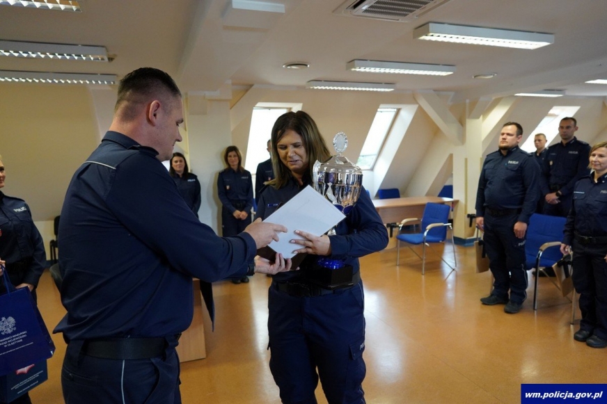 Asp. Karolina Jachowska odbiera puchar zwyciężczyni, gratulacje!