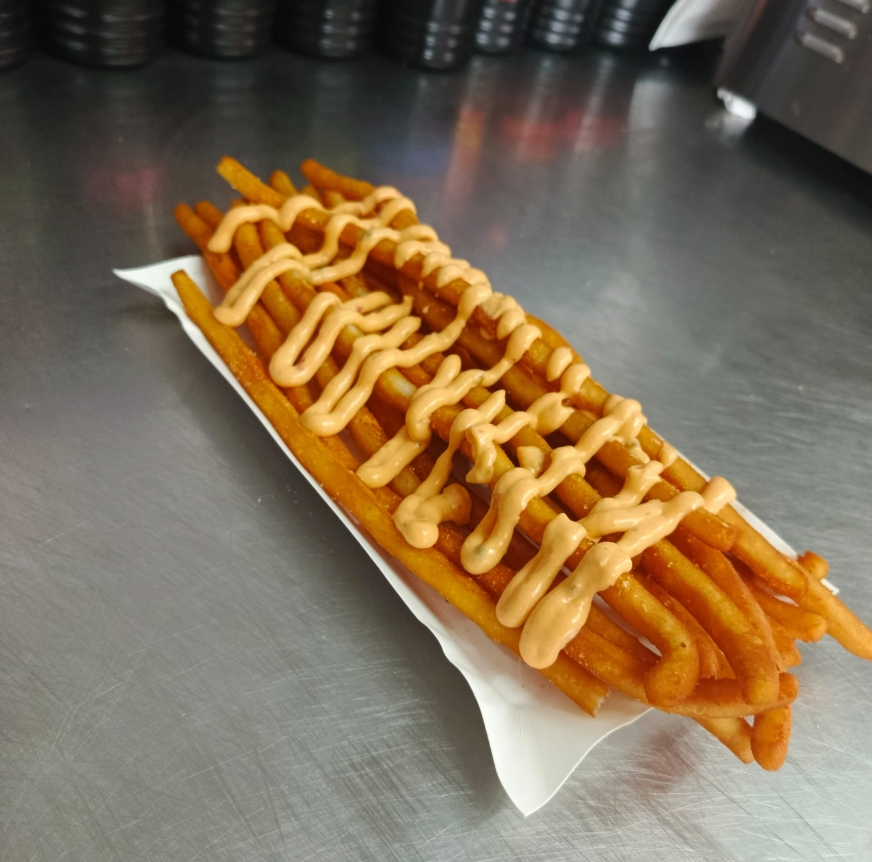 30 cm! Tyle mają najdłuższe frytki w Polsce, które serwuje iławski food truck