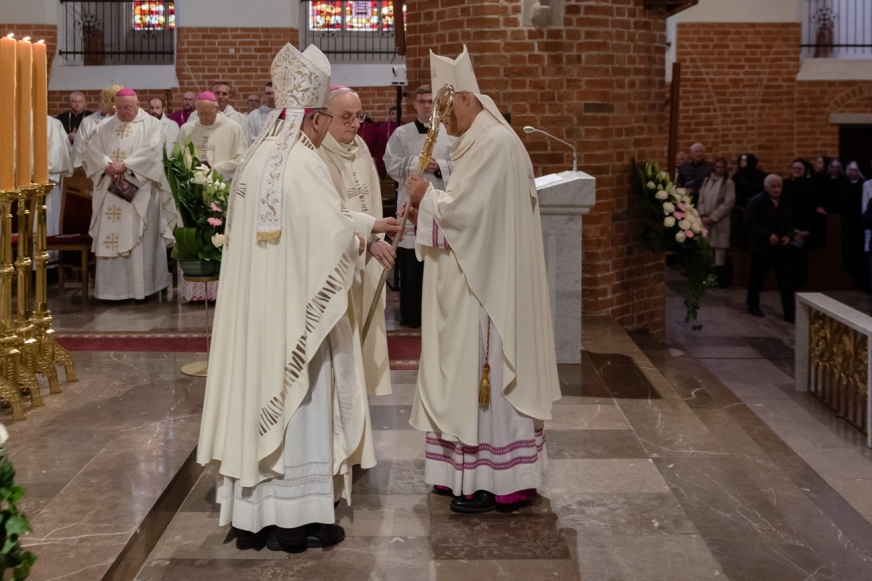 Abp Filipazzi i bp Jezierski przekazują bp. Skibickiemu pastorał, znak władzy pasterskiej.