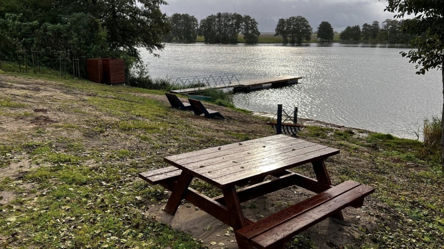 Laseczno Małe w gminie Iława z własną, zagospodarowaną plażą nad Jeziorem Gulbińskim.