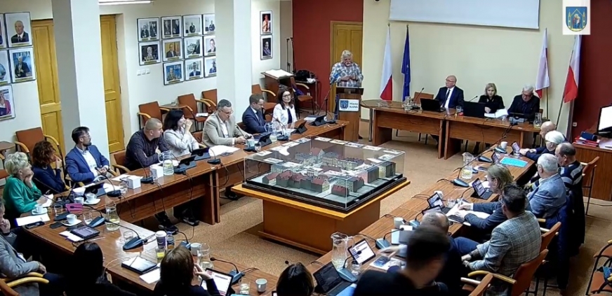 Mieszkaniec Iławy Marian Cemka podczas wystąpienia na sesji Rady Miejskiej w Iławie.
