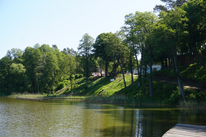 Nabrzeże Makowa widziane z pomostu na Jezioraku