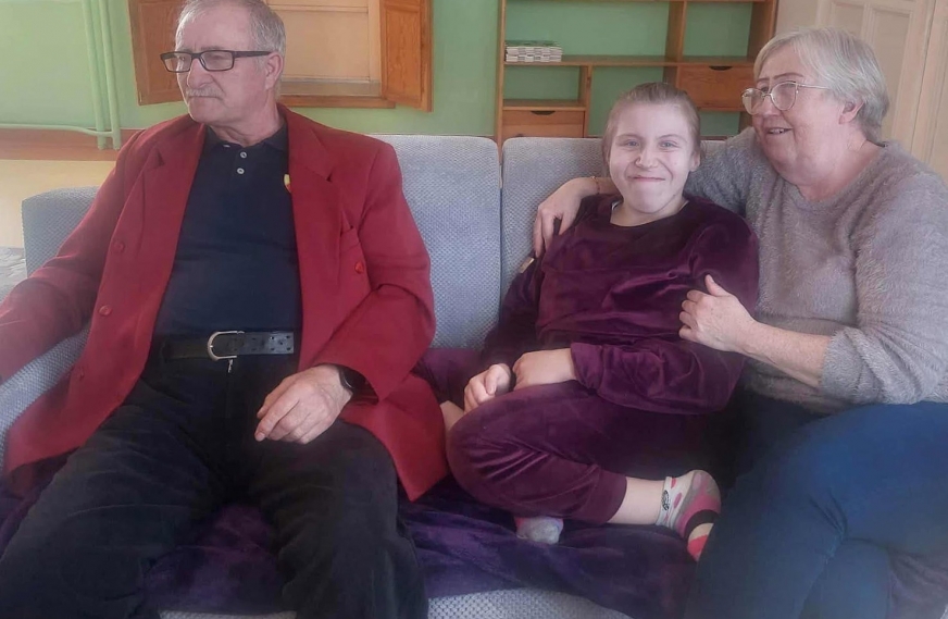 Dziadkowie i ukochana wnusia... Troszczą się, nawet trochę rozpieszczają! I kochają ponad życie.