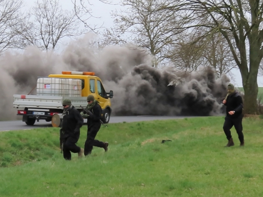 Zdjęcie poglądowe, ilustrujące tegoroczne ćwiczenia „Wspólny Patrol-25” przeprowadzone w powiecie nowomiejskim. Scenariusz zakładał atak uzbrojonej grupy dywersyjno-rozpoznawczej na transport przewożący niebezpieczny środek chemiczny w Kurzętniku.