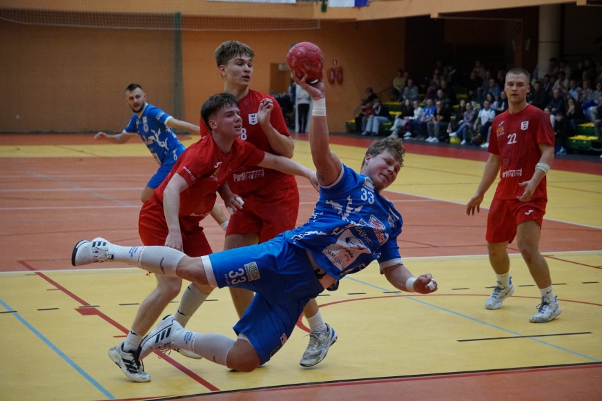 Hubert Raczkowski (Aqua-Instal Jeziorak Iława) w widowiskowym ataku na bramkę Wybrzeża Gdańsk