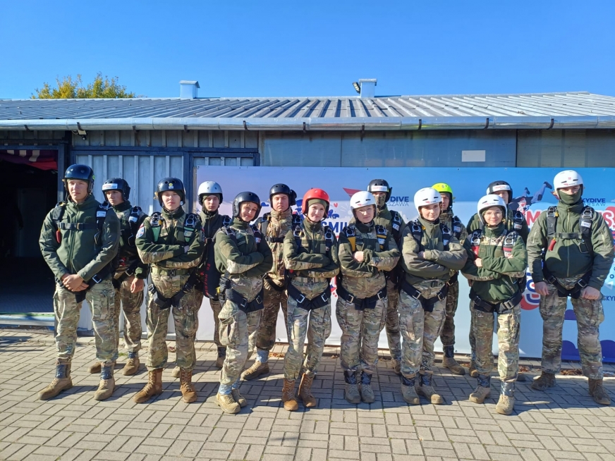 „Z nami dotkniesz nawet nieba!” Szkolenie spadochronowe uczniów I LO CN-B im. Polskich Spadochroniarzy w Iławie.