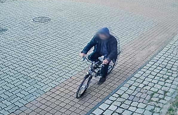 Później na zapisie z kamer monitoringu było widać, jak 47-latek oddala się nie swoim jednośladem.