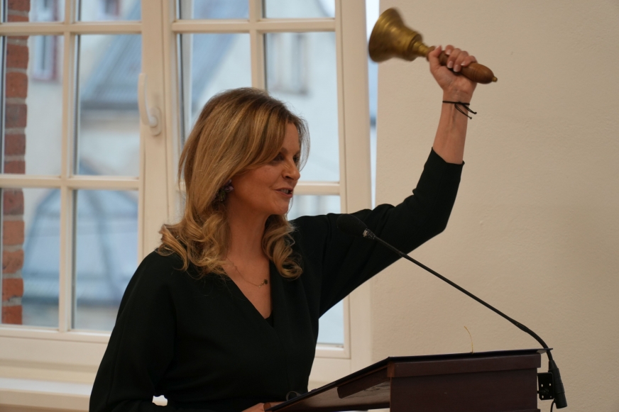 Dyrektor Zespołu Szkół w Kisielicach, Dagmara Wejnarska miała przyjemność zadzwonić tradycyjnym dzownkiem po raz pierwszy w wyremotnowanym budynku szkoły