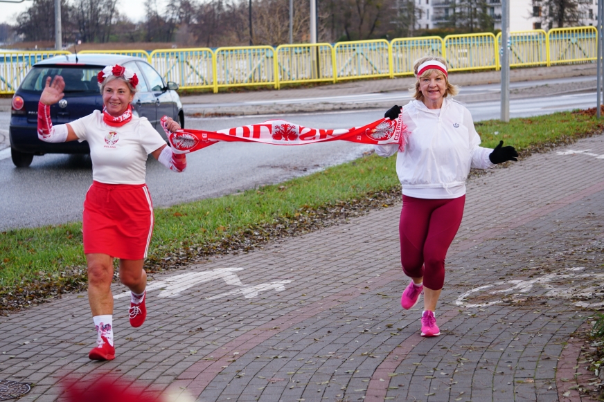Jedne z uczestniczek dzisiejszego, patriotycznego parkrunu Mały Jeziorak, Iława