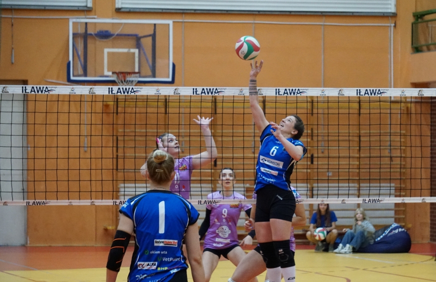 Zdjęcie ilustracyjne - Gosia Szczepańska (Miss Volley Iława) rozgrywa akcję w meczu z Volley MGR Glow Mrągowo