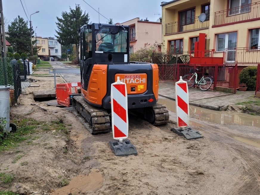 Przestój remontu na ulicy Solskiego w Iławie. Wykonawca czeka na dostępność materiałów w hurtowni, część mieszkańców się niecierpliwi.