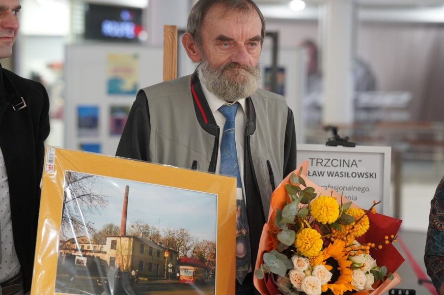 Na prezentowanej archiwalnej fotografii - dawna mleczarnia nad Małym Jeziorakiem. Dzisiaj w tym miejscu stoi Galeria Jeziorak - czyli właśnie miejsce piątkowego finisażu.