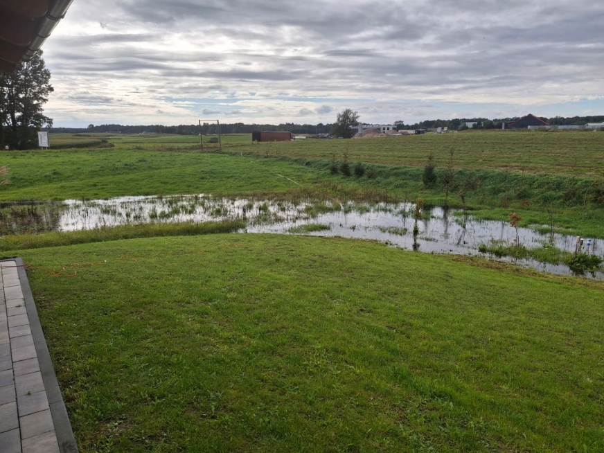 Woda zalega nie tylko na polach, ale także na posesjach mieszkańców Stradomna