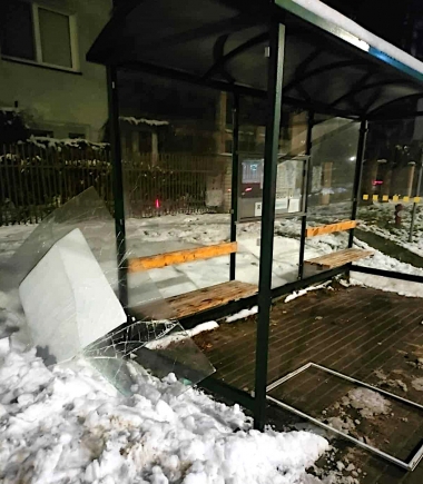 Zniszczona wiata przystankowa na ulicy Dąbrowskiego w Iławie.