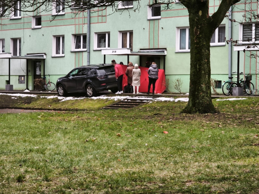 Tragiczny finał zdarzenia w iławskim bloku.