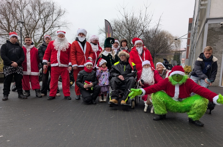 Iławscy MotoMikołaje z paką dla zwierzaka i pomocą dla zaprzyjaźnionego motocyklisty Jarka.