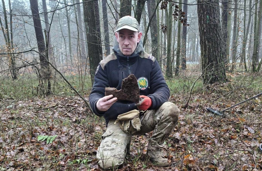 Andrzej Józefowicz i jeden ze średniowiecznych toporów, odnalezionych dzisiaj przez detektorystę.