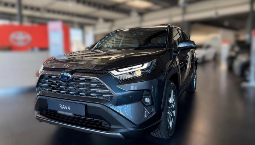 Toyota RAV 4, rocznik 2025, takie auto zamierza kupić z publicznych pieniędzy Urząd Miasta w Iławie. Wydatek uzasadniony – czy nieuzasadniony? Czytajcie więcej.