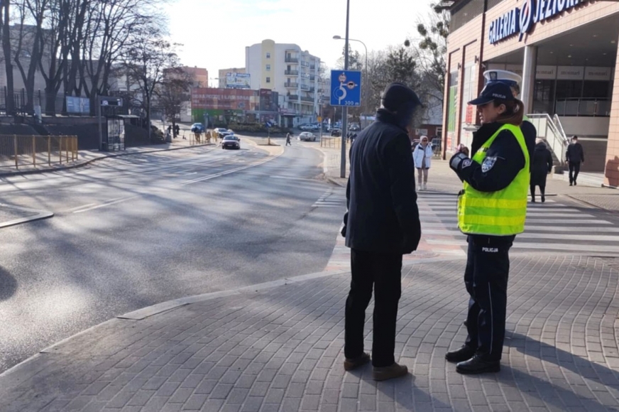 Przedświąteczny pośpiech na drogach. Policja: piesi i rowerzyści są dziś najbardziej zagrożeni.