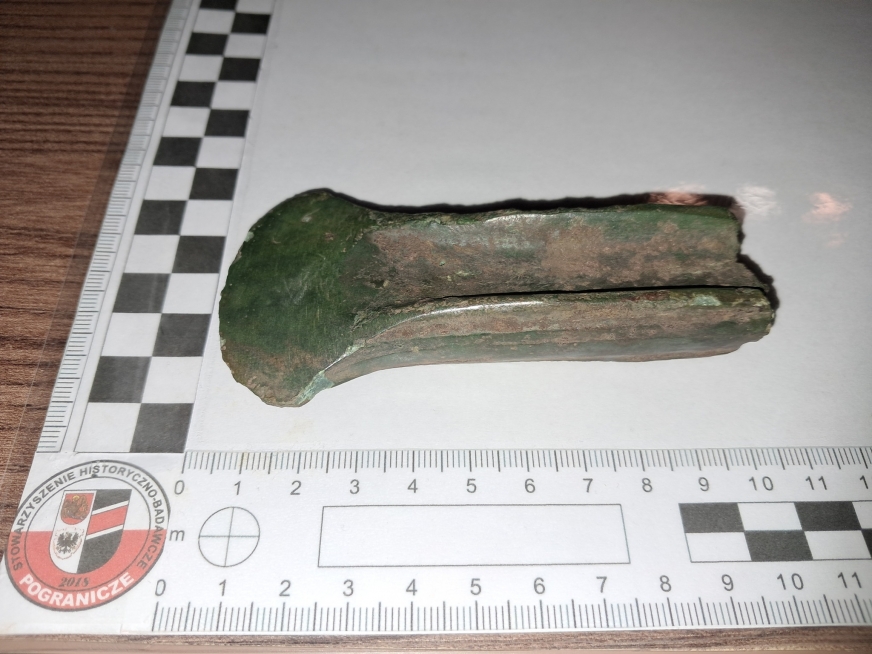 Jak podają odkrywcy, tego typu siekierki, jak ta spod Kisielic (na zdjęciu) datowane są na II okres epoki brązu, lata 1500 - 1400 p.n.e.!