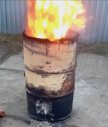 Plastik w ognisku to zły pomysł. 57-latek przekonał się, że nie wszystko, co „lepiej się pali”, jest dozwolone...