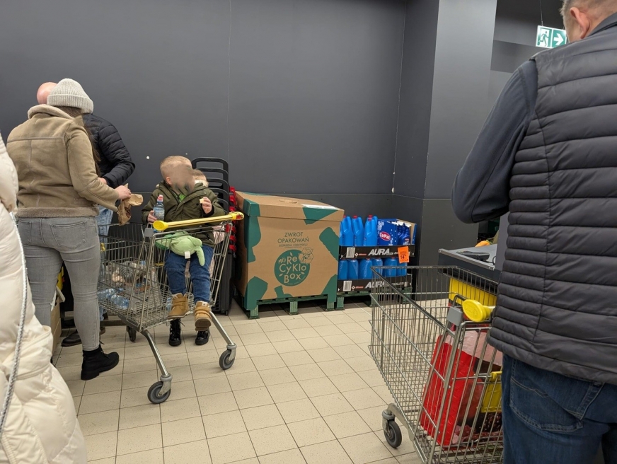 Sklep sieci Biedronka na ulicy Ostródzkiej w Iławie i zbiorczy karton na opakowania zwrotne.