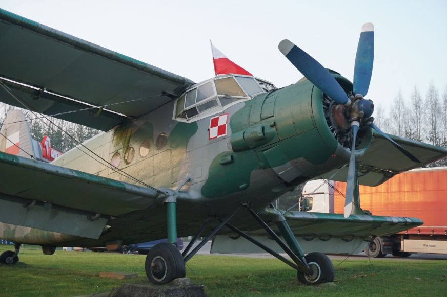Skąd wziął się na stacji benzynowej w Rudzienicach ten samolot i gdzie wcześniej służył? Postanowiliśmy to sprawdzić