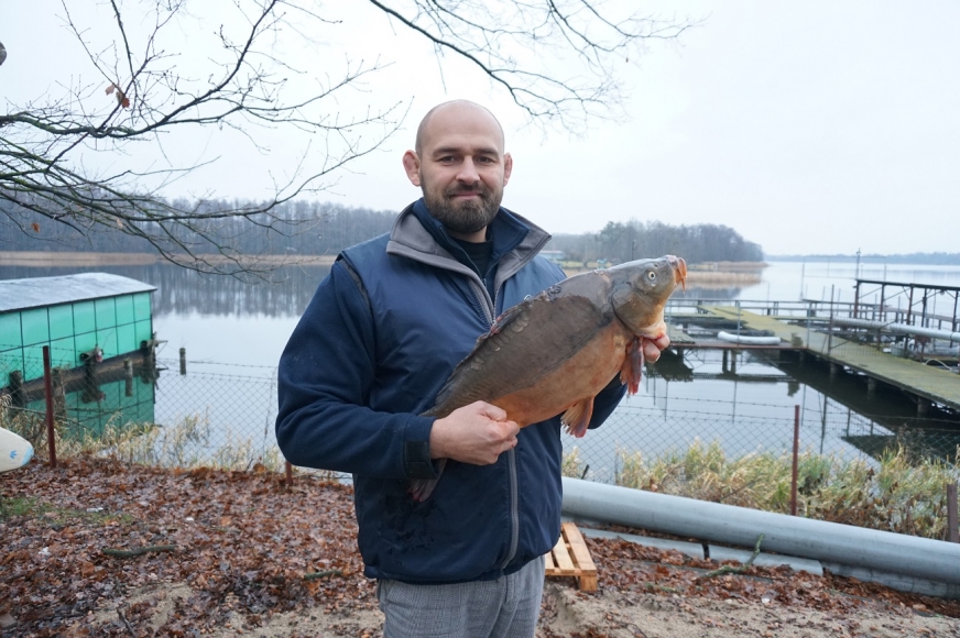 Dawid Tarasiewicz z okazałym karpiem.