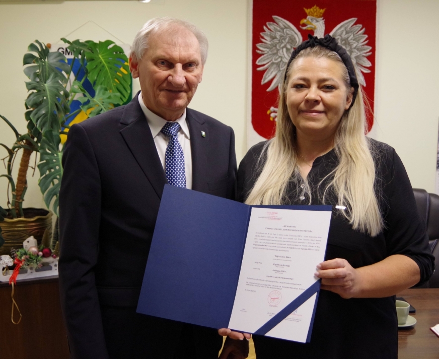 Uroczyste nadanie stopnia nauczyciela mianowanego. Na zdjęciu Pani Magdalena Kornaga i Wójt Gminy Iława Krzysztof Harmaciński.