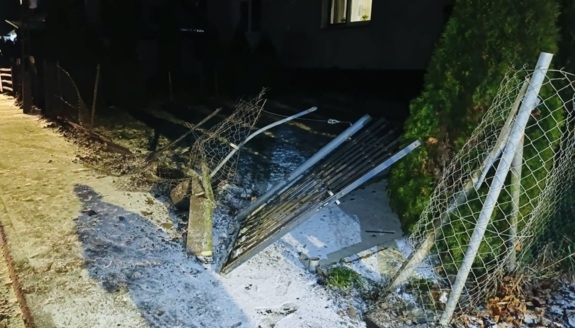 Uszkodzone ogrodzenie i... tablica rejestracyjna - tylko to pozostało na miejscu kolizji.