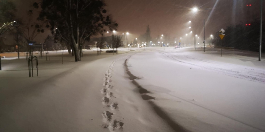 Atak zimy. Tak kończy się stary – 2025 rok w Iławie. Krajobraz w mieście o godzinie  4:00 nad ranem w sylwestra.