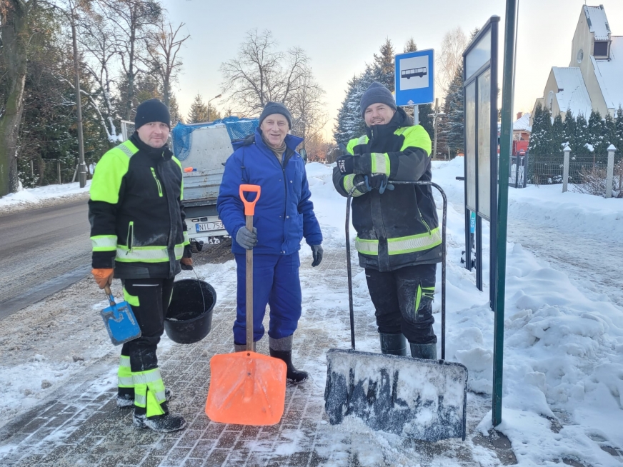 Ekipa z ZKM Iława podczas niedzielnej pracy na ulicy Lipowy Dwór w Iławie.
