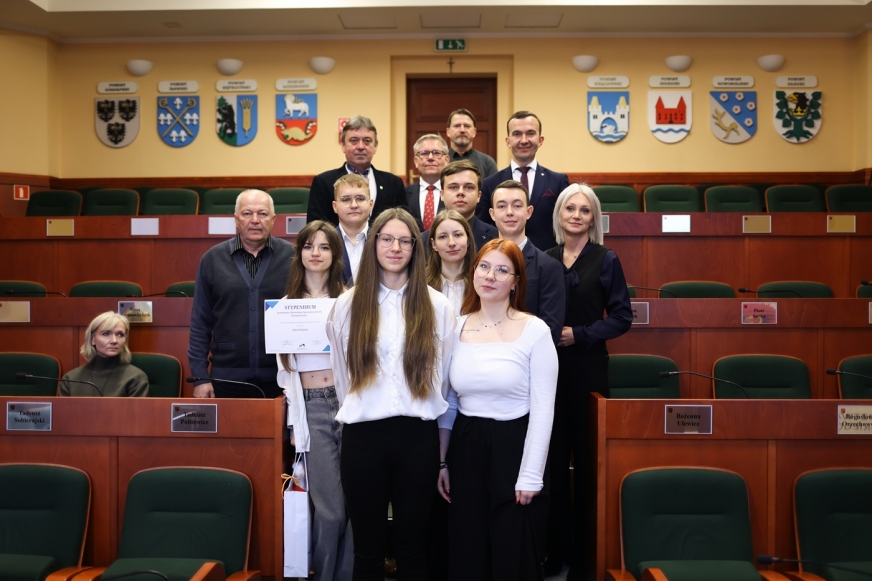 Julia na zdjęciu z dyplomem.