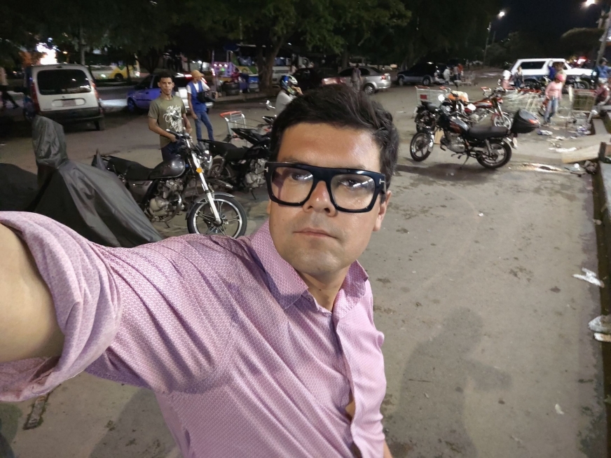 Bartosz to znany wielu z Was iławianin. Ale ma też wenezuelskie korzenie.  Teraz jako specjalny wysłannik telewizji nadaje spod samej wenezuelskiej granicy, gdzie niedawno dokonał się głośny na cały świat polityczny przewrót.