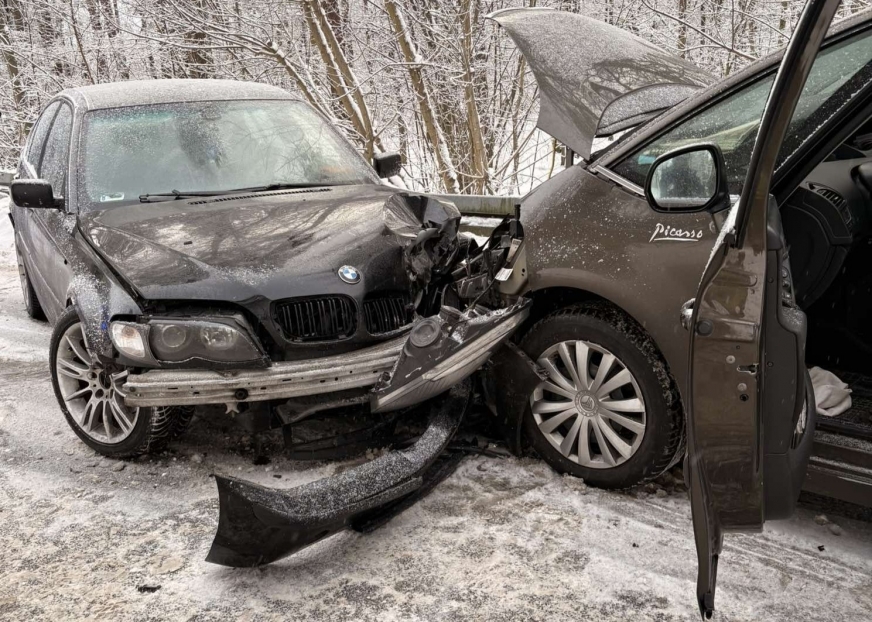 Zderzenie dwóch samochodów osobowych w Nawrze.
