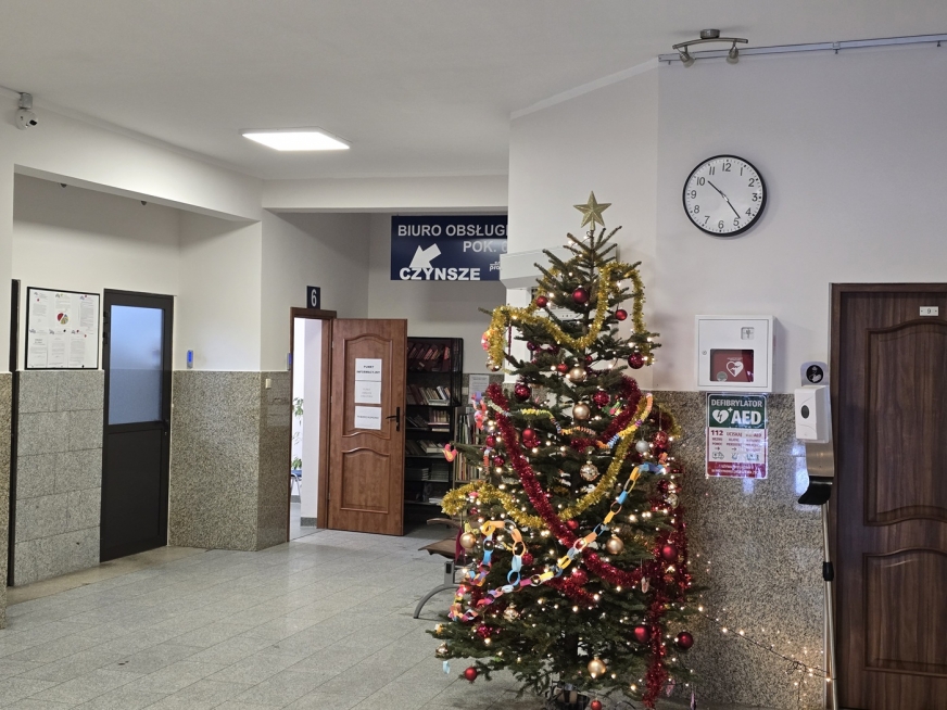 Na parterze na wprost drzwi wejściowych - tutaj znajduje się ogólnodostępny defibrylator AED Spółdzielni Mieszkaniowej 