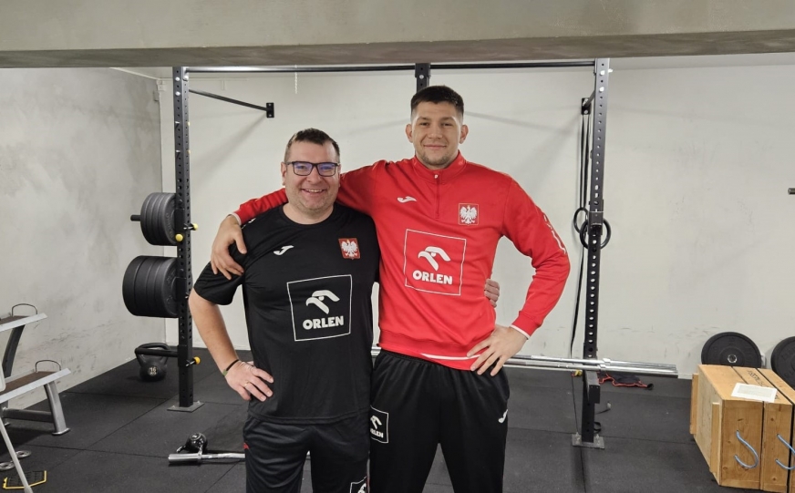 Iławianie podczas dzisiejszego, porannego treningu w siłowni. Z lewej Łukasz Kamiński (fizjo), z prawej zawodnik kadry Polski, Damian Przytuła