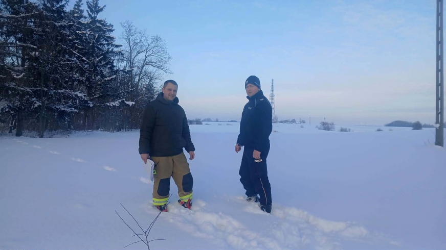 Policjanci, a w tym przypadku także druh OSP – na zimowym posterunku! Warto docenić tę troskę o najsłabszych.