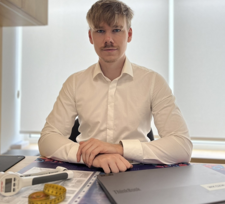 Mateusz Wilemski: Niezależnie od tego, czy chcesz zbić wysoki cholesterol, potrzebujesz wsparcia w problemach hormonalnych, chorujesz na przewlekłą chorobę, czy po prostu chcesz schudnąć i zdrowiej się odżywiać – do Twojego problemu zawsze podejdę ze 100% zaangażowaniem i zapewnię Ci najlepszą możliwą opiekę.