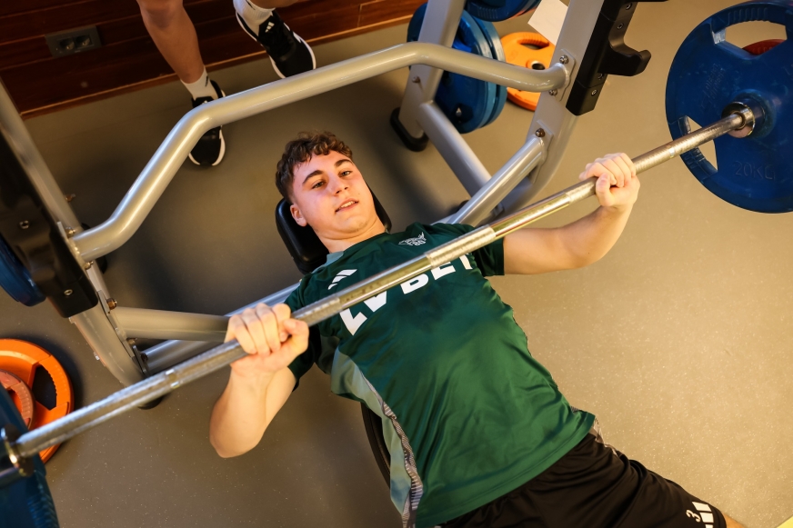 Iławianin Wojciech Madej przebywa obecnie na obozie treningowym Lechii Gdańsk w tureckim Belek. Tu akurat podczas treningu w siłowni